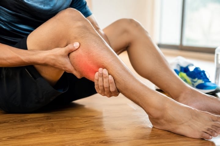 Nhiều người bị chấn thương do tập thể thao quá sức.