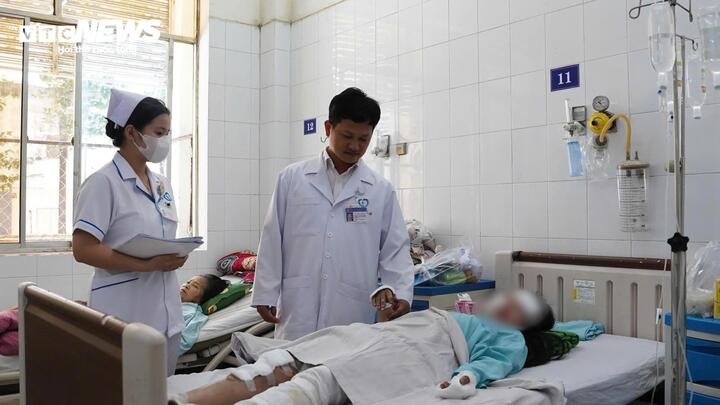 Chị B. đang điều trị tại bệnh viện sau vụ cháy xe khách. (Ảnh: Lương Ý)