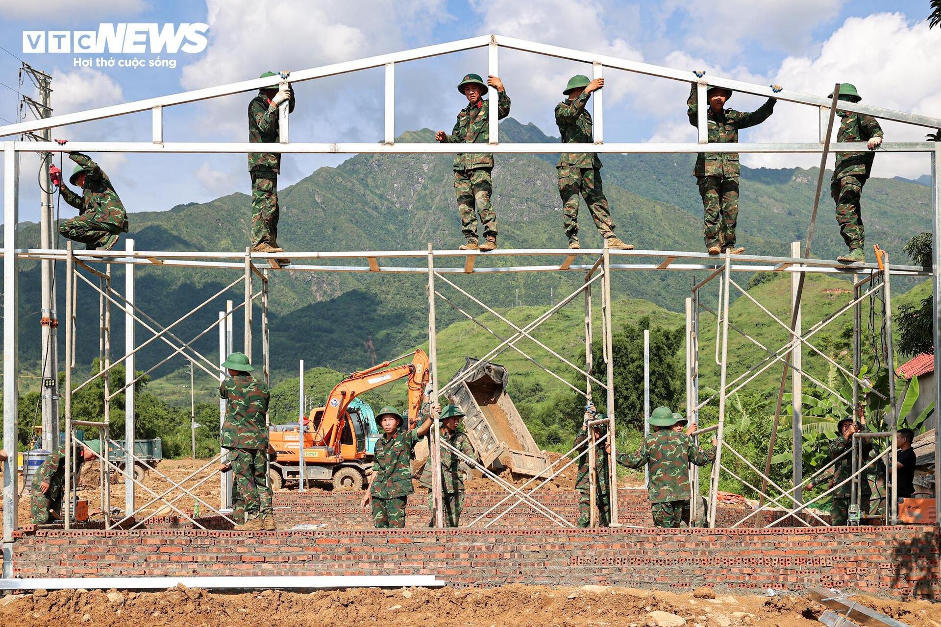 Chạy đua dựng 24 căn nhà sau trận lũ kinh hoàng ở Lai Châu, quyết xong trước 2/9 - 10