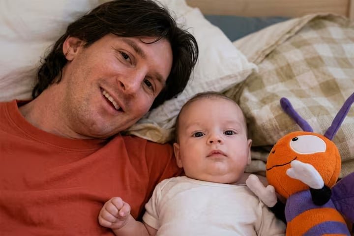 Lionel Messi chụp ảnh cùng Cubarsi trong một chiến dịch quảng bá của Barcelona. (Ảnh: La Nacion)