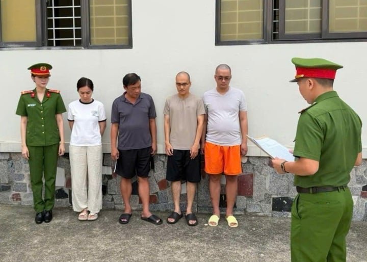 Cán bộ Cơ quan Cảnh sát điều tra Công an tỉnh Thanh Hóa đang thi hành quyết định khởi tố với 4 bị can. (Ảnh: Công an Thanh Hóa)