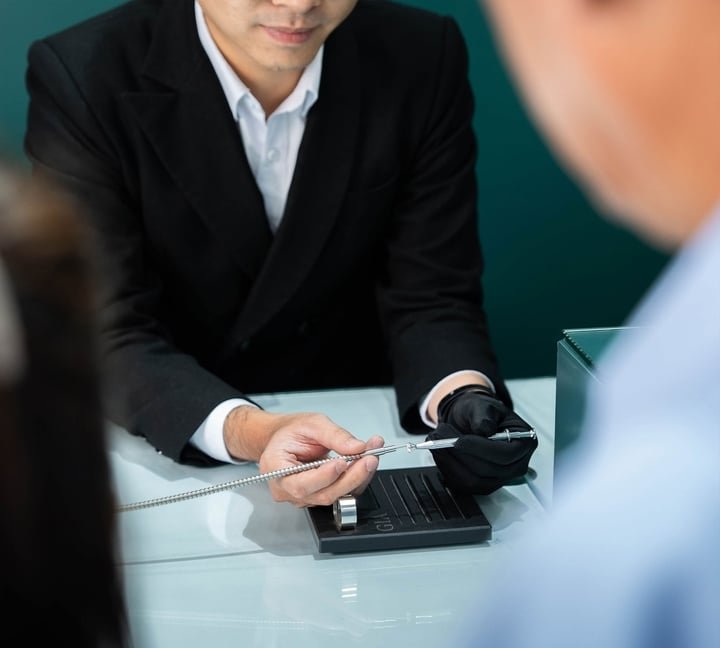 Những viên kim cương hợp pháp phải trải qua nhiều công đoạn khắt khe mới đến tay người tiêu dùng. (Ảnh: Đại Việt)
