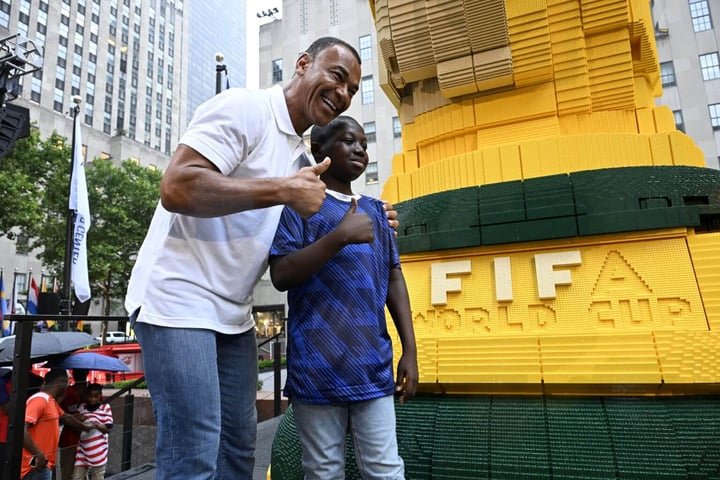 Cafu chụp ảnh cạnh mô hình cúp vô địch thế giới bằng Lego. (Ảnh: The Athletic)