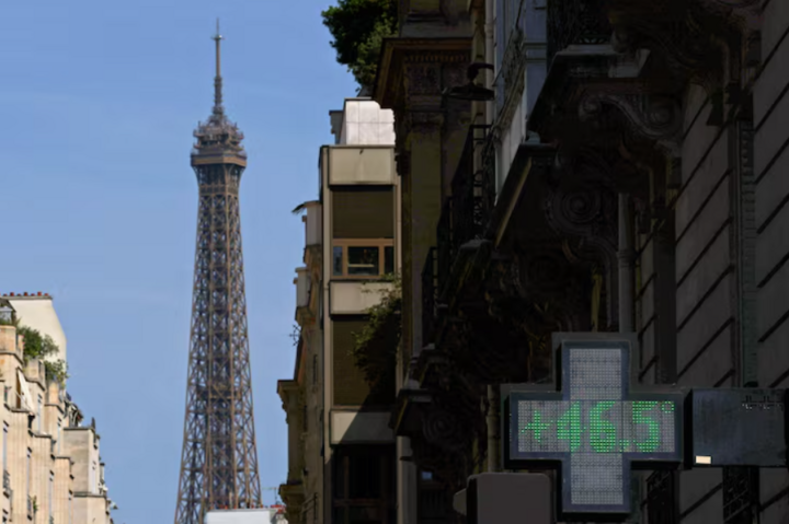 Nhiệt kế điện tử trên đường phố Paris hiển thị nhiệt độ 46,5°C, ngày 25/6. (Ảnh: Reuters)