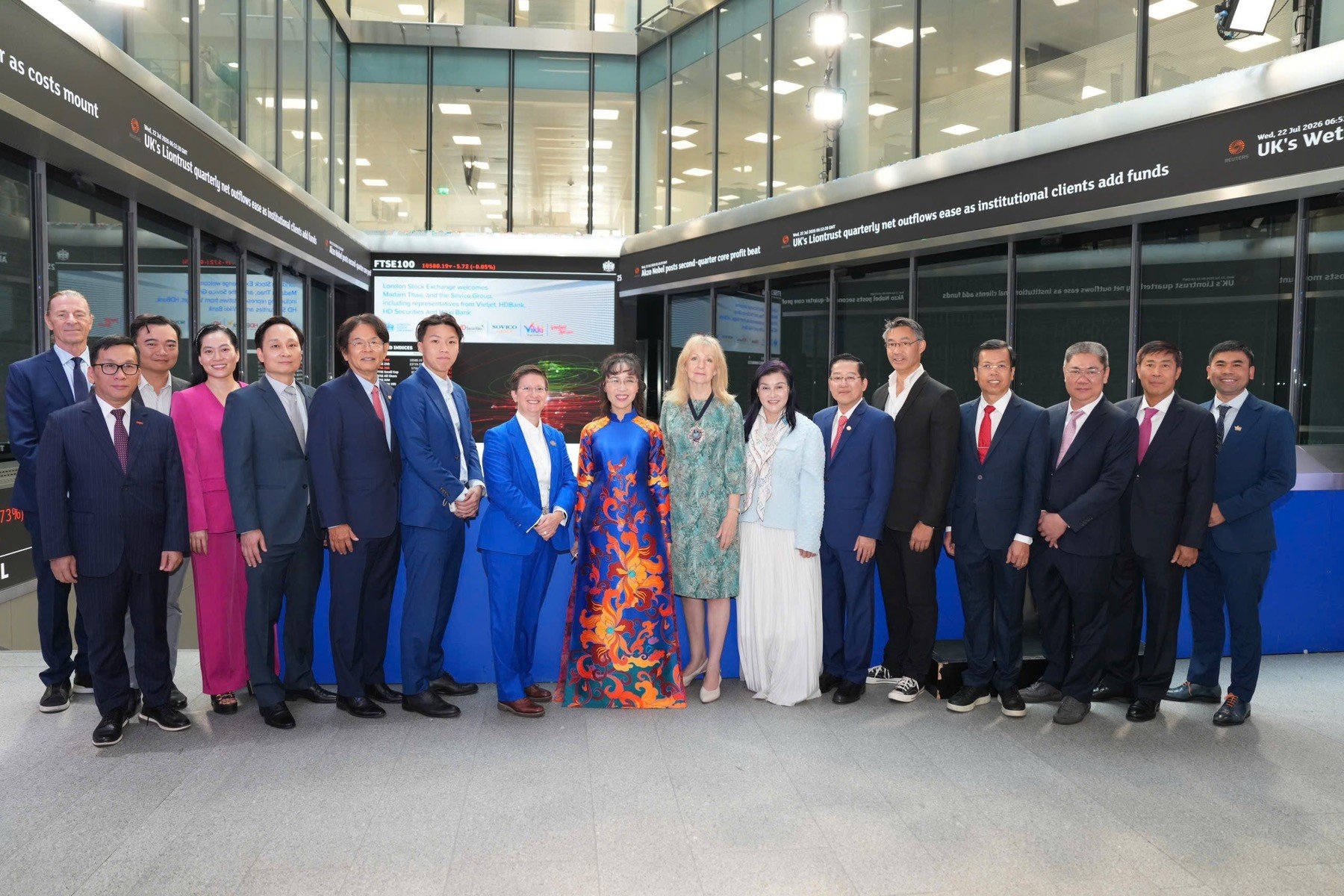 23-1784775540-tien-si-nguyen-thi-phuong-thao-bam-nut-khai-phien-san-giao-dich-chung-khoan-london-thi-truong-bat-tang-diem