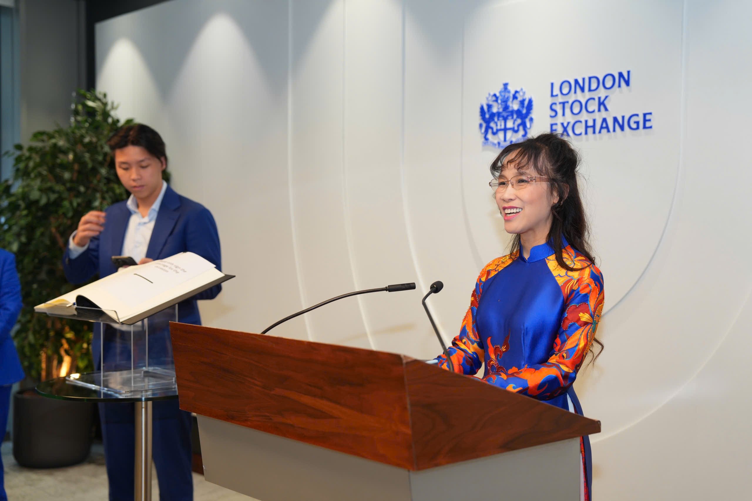 23-1784775541-tien-si-nguyen-thi-phuong-thao-bam-nut-khai-phien-san-giao-dich-chung-khoan-london-thi-truong-bat-tang-diem