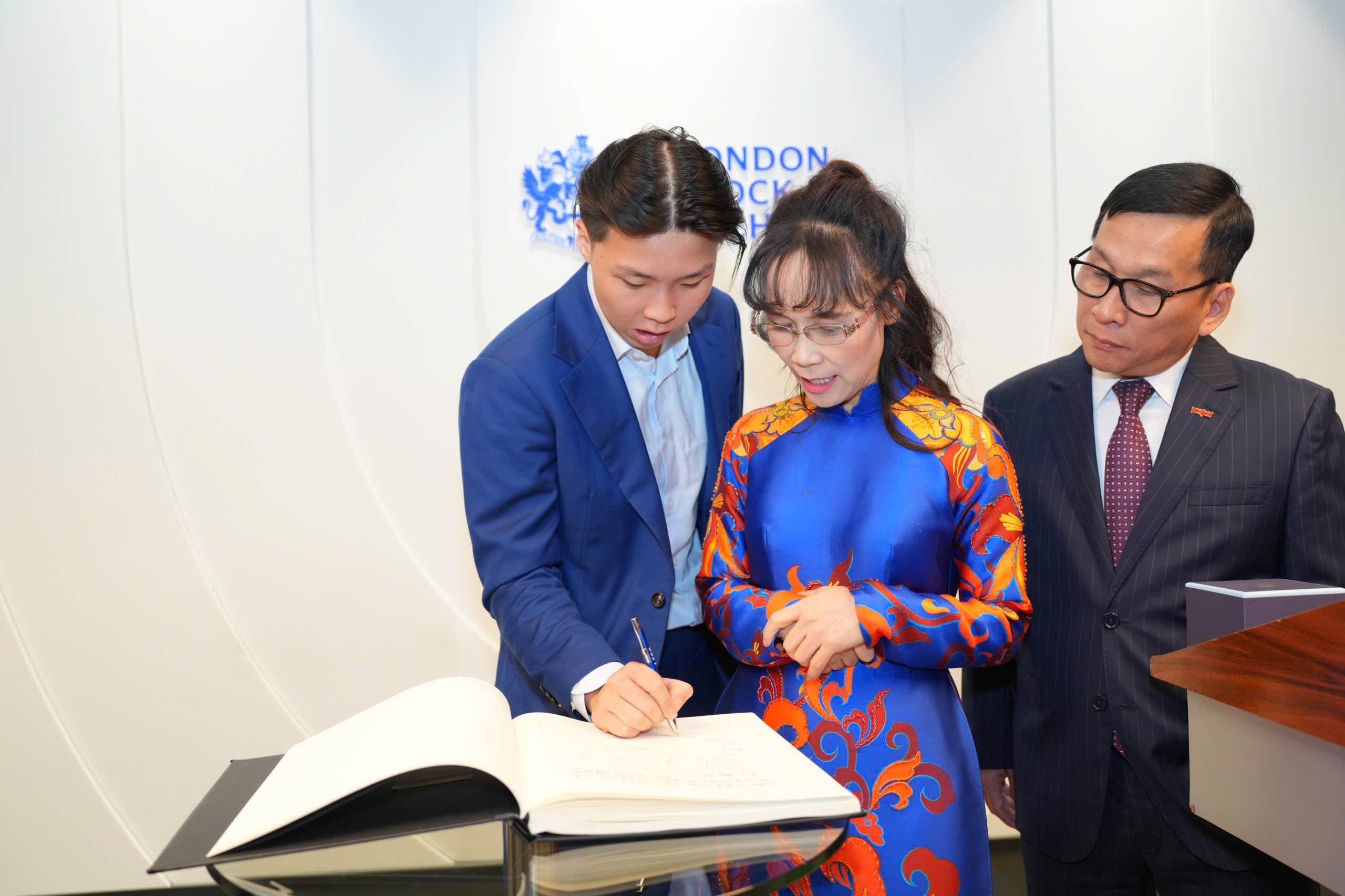 23-1784775542-tien-si-nguyen-thi-phuong-thao-bam-nut-khai-phien-san-giao-dich-chung-khoan-london-thi-truong-bat-tang-diem