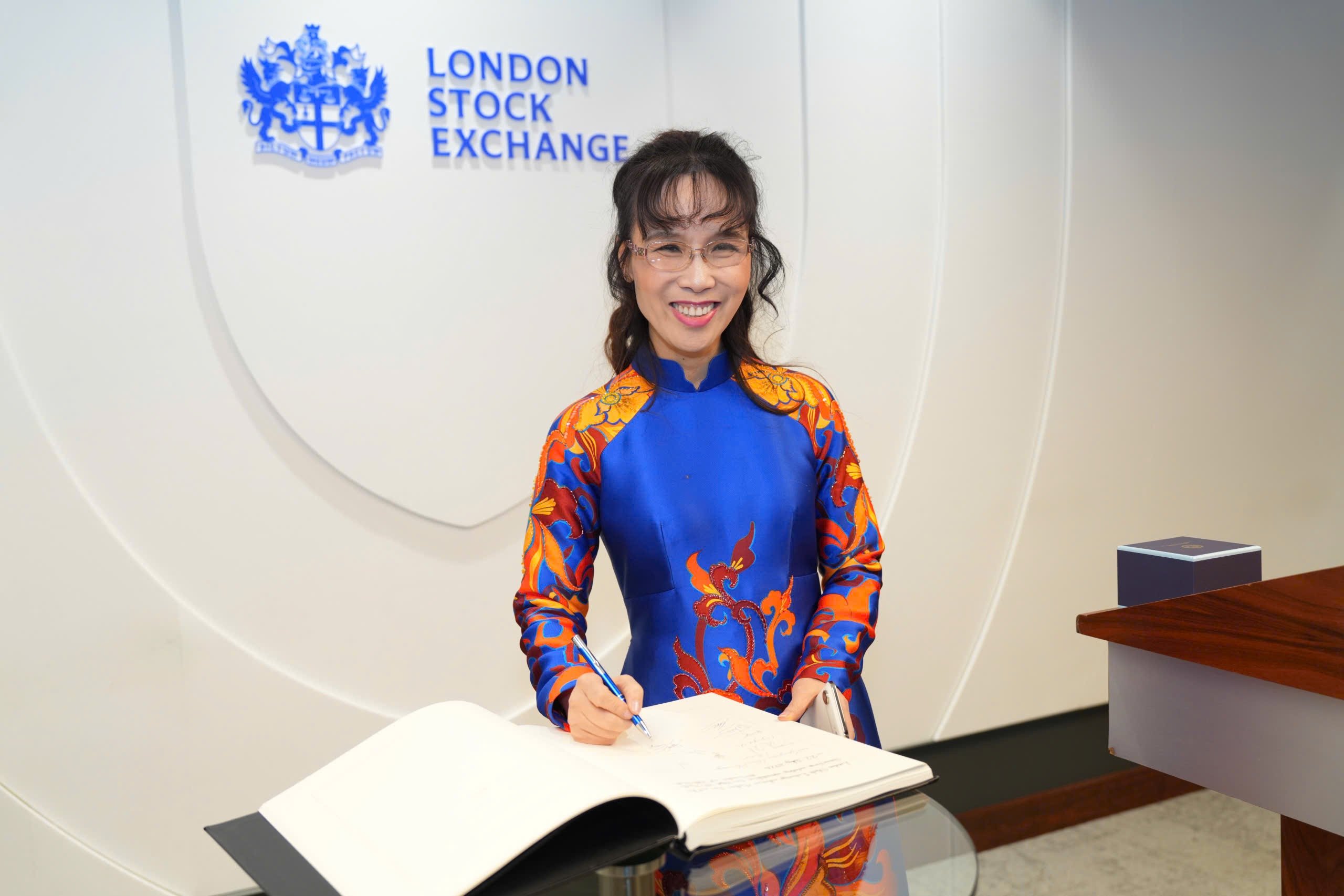 23-1784775542-tien-si-nguyen-thi-phuong-thao-bam-nut-khai-phien-san-giao-dich-chung-khoan-london-thi-truong-bat-tang-diem