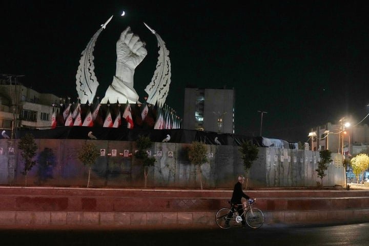 Tượng đài hình giải đấm của cố Lãnh tụ Tối cao Iran Ali Khamenei. (Ảnh: AP)