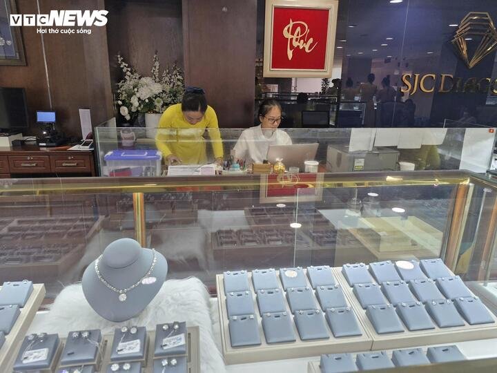 Sau ngày đầu lo lắng đổ xô mang vàng, nữ trang, kim cương đi bán, trong ngày 24/7, khu vực kinh doanh kim cương của SJC bình thường trở lại. (Ảnh: H. Linh)