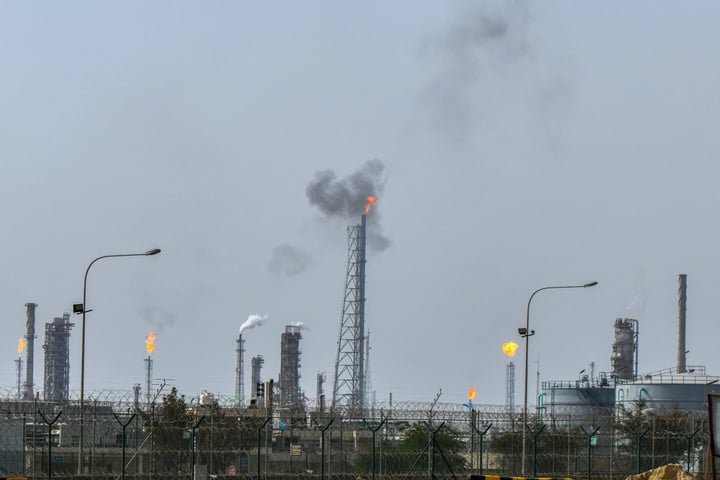 Nhà máy lọc dầu Mina Al-Ahmadi đang hoạt động tại Kuwait. (Ảnh: AP)