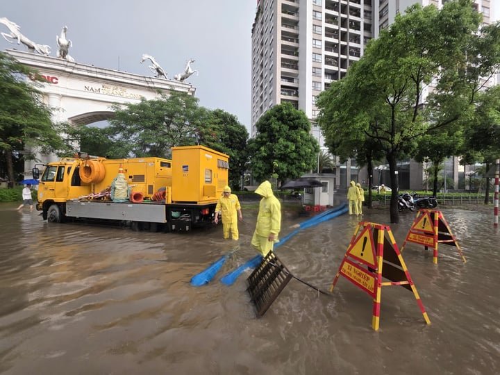 Một điểm dềnh nước ở khu đô thị Nam Thăng Long sau trận mưa sáng 25/7.