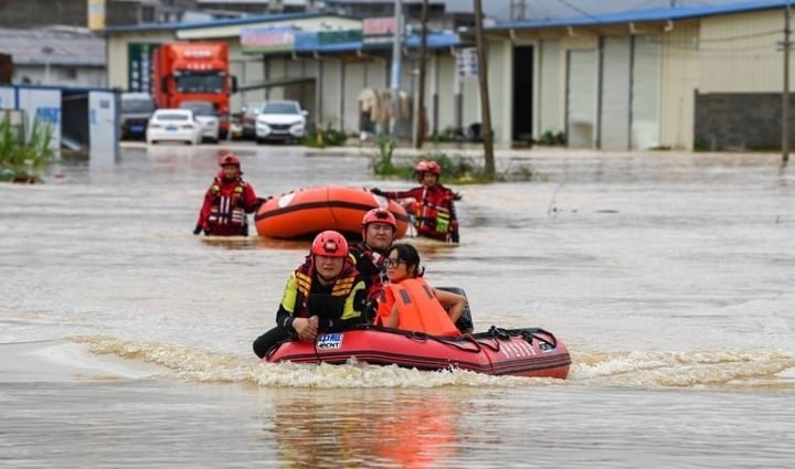 Lực lượng cứu hộ sơ tán người dân mắc kẹt do lũ ở thành phố Nam Ninh, Trung Quốc, ngày 6/7. (Ảnh: Tân Hoa Xã)