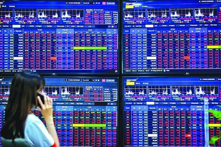 Với chứng khoán, các chuyên gia nhận định, dòng tiền đang yếu, còn khối ngoại bán ròng liên tục từ đầu năm. Khi tiền không đổ vào, thị trường trở nên yếu và ảm đảm, buộc phải điều chỉnh giảm nên nhà đầu tư cân nhắc khi xuống tiền. (Ảnh minh họa).
