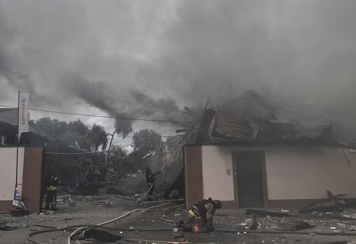 Công ty cung cấp nước uống bị trúng bom trong cuộc không kích tại Zaporizhzhia. (Ảnh: Reuters)