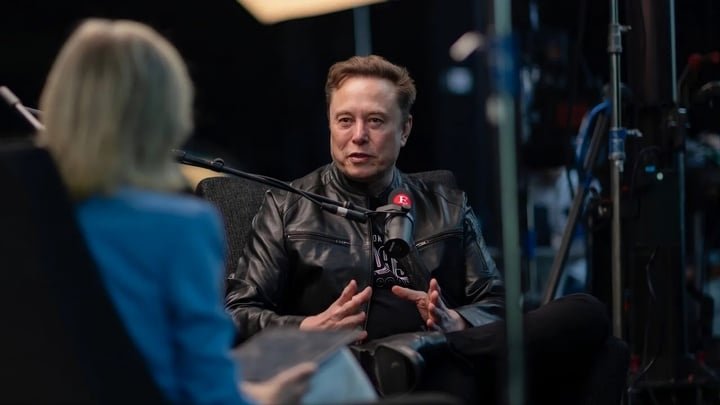 Tỷ phú Elon Musk trong buổi phỏng vấn với The Economist. (Ảnh: Cathlin McCullough)