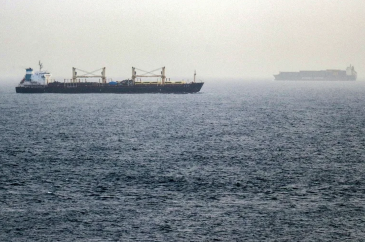 Các tàu thuyền di chuyển qua eo biển Bab el-Mandeb ngoài khơi bờ biển phía nam Yemen vào ngày 25/7.