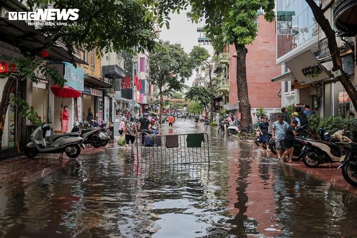 Tại phố Hòe Nhai (phường Ba Đình), nước cũng nhanh chóng dềnh lên sau cơn mưa lớn.