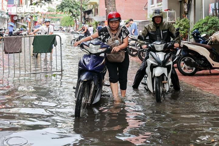 Mưa lớn trút xuống Hà Nội, nhiều tuyến phố dềnh nước, người dân chật vật đi lại - 6