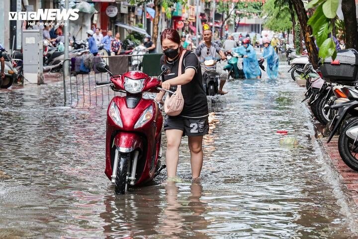 Mưa lớn trút xuống Hà Nội, nhiều tuyến phố dềnh nước, người dân chật vật đi lại - 7