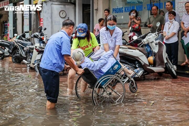 Mưa lớn trút xuống Hà Nội, nhiều tuyến phố dềnh nước, người dân chật vật đi lại - 10