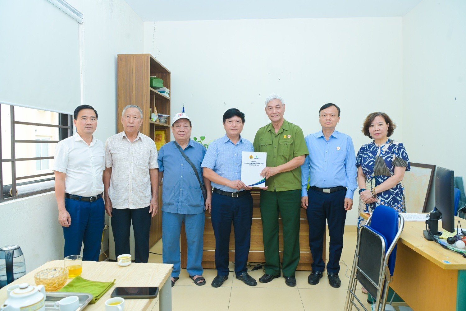 Petrovietnam tặng quà tri ân các thương binh, nạn nhân chất độc da cam tại phường Láng (Hà Nội).