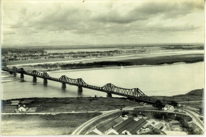 Cầu Long Biên khoảng những năm 1950. (Ảnh: Trung tâm Lưu trữ Quốc gia I)