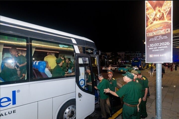 Các cựu chiến binh ra về trong rất nhiều cảm xúc sau show diễn. (Ảnh: Vinpearl)