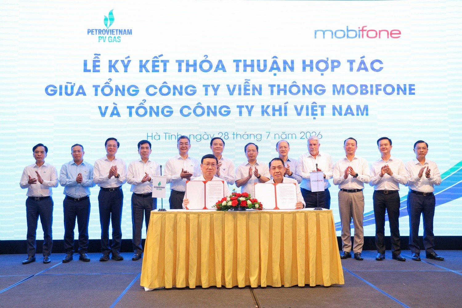 Đại diện PV GAS và MobiFone ký Thỏa thuận hợp tác trong triển khai Chương trình phối hợp giữa Petrovietnam và Bộ Công an