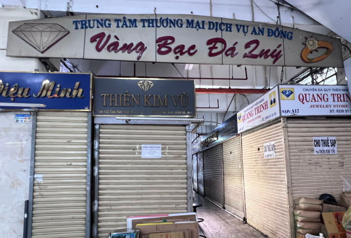 Nhưng không phải chỉ có điểm bán kim cương mà nhóm hàng trang sức, vàng nữ trang cũng đóng cửa hàng loạt.