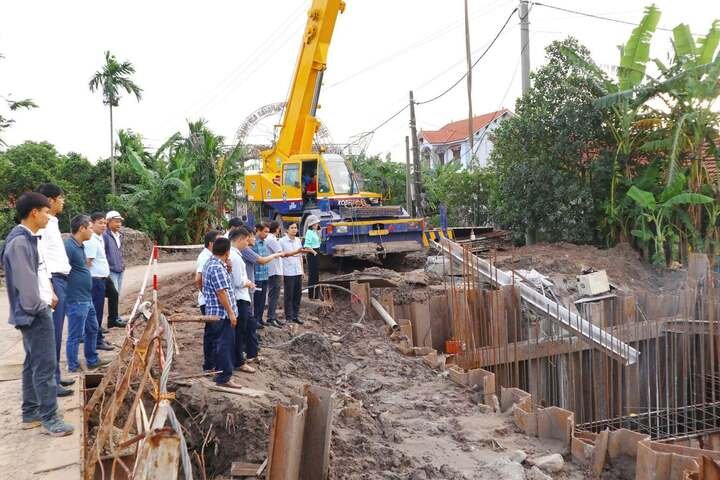 Lĩnh vực đất đai là một trong những mảng công việc có khối lượng lớn sau khi thực hiện mô hình chính quyền địa phương hai cấp, từ tiếp nhận hồ sơ, hòa giải tranh chấp đến kiểm tra thực địa.