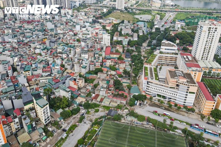 Sau gần 10 năm kể từ ngày khởi công, dự án đường nối Phạm Hùng - Lê Đức Thọ (dài 1,12 km) vẫn chưa thể hoàn thành do vướng mắc trong công tác giải phóng mặt bằng. Công trình dang dở không chỉ làm chậm tiến độ kết nối hạ tầng giao thông mà còn ảnh hưởng trực tiếp đến cuộc sống của hàng chục hộ dân trong vùng quy hoạch.