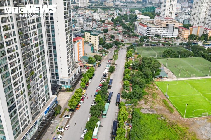 Tại nút giao Lê Đức Thọ - Nguyễn Hữu Dực, dự án vẫn trong tình trạng thi công dở dang. Nhiều khu đất chưa triển khai bị biến thành bãi đỗ xe tự phát, ô tô đỗ san sát.