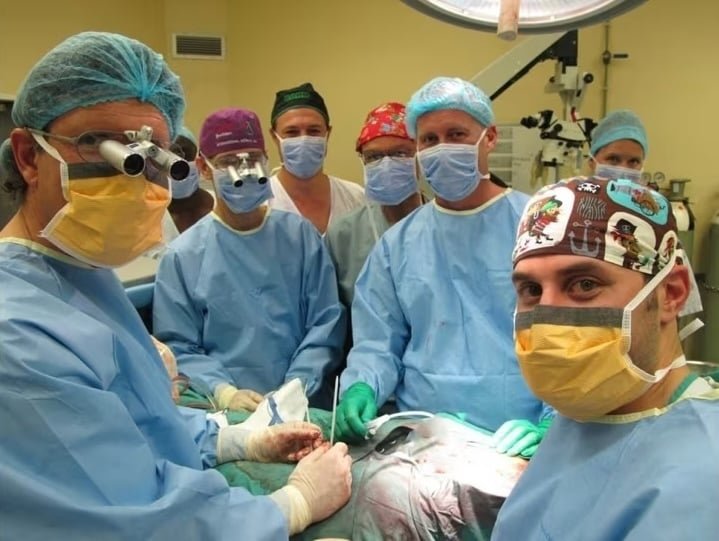 Nhóm bác sĩ ở Nam Phi thực hiện ca ghép đầu tiên trong nước. (Ảnh: CNN)