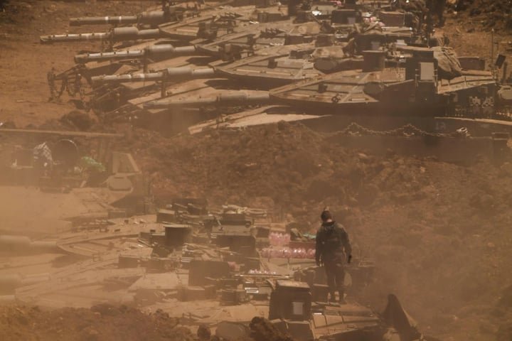 Binh sĩ Israel đang sửa chữa xe tăng gần biên giới với Lebanon ở miền bắc Israel
