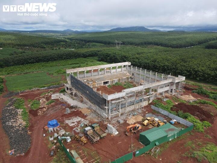 Dự án Nhà thi đấu và hạ tầng kỹ thuật thuộc Trung tâm Văn hóa huyện Ea H‘Leo (nay thuộc xã Ea Drăng) có tổng mức đầu tư 25 tỷ đồng từ ngân sách địa phương, bị nứt gãy một phần kết cấu dầm sàn mái khi công trình đang thi công, buộc phải tháo dỡ để đảm bảo an toàn.