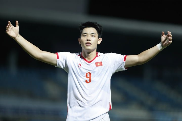 HLV Kim Sang-sik thay Nguyễn Đình Bắc ngay từ hiệp 1.