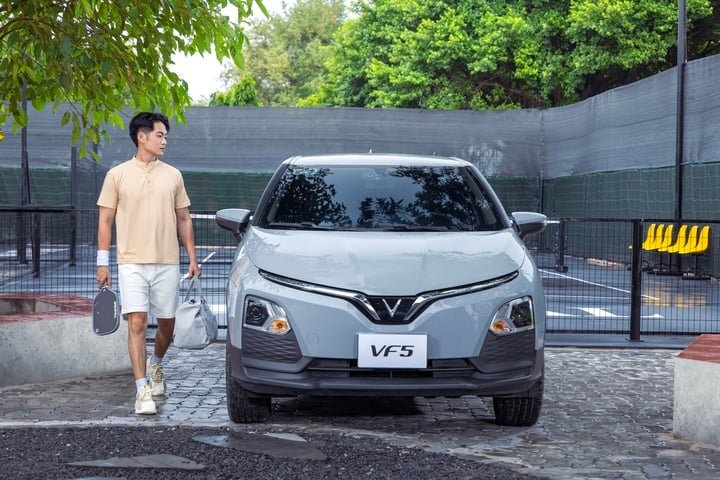 Tạm biệt nỗi sợ 'lùi chuồng', đỗ xe, chị em tự tin làm chủ vô lăng VinFast VF 5 - 3