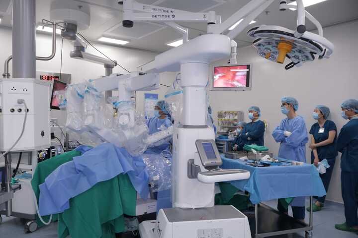 Robot Toumai không thay thế bác sĩ mà đóng vai trò như “cánh tay nối dài”, giúp bác sĩ quan sát rõ hơn, thao tác chính xác hơn ở những vị trí sâu và hẹp, từ đó góp phần giảm sang chấn và hỗ trợ người bệnh hồi phục nhanh hơn.