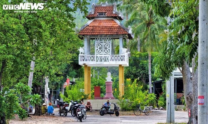 Tại một vị trí quen thuộc nằm giữa trung tâm làng phong, câu chuyện của người dân thời gian qua vẫn là câu hỏi “Khi nào di dời?”
