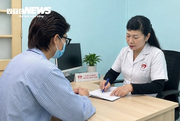 Bác sĩ Thu tư vấn sức khoẻ cho người gặp rối loạn tâm thần. (Ảnh: NL)