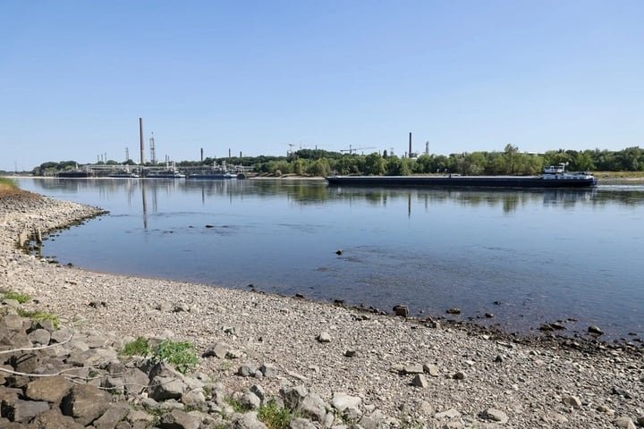 Một đoạn lòng sông Rhine gần khu công nghiệp Shell Energy and Chemicals Park Rheinland, Đức, cạn trơ đáy. (Ảnh: Bloomberg)