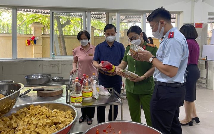 Đoàn kiểm tra liên ngành số 1 của TP Hà Nội kiểm tra bếp ăn tập thể tại một trường Tiểu học (Ảnh: Báo Chính phủ)