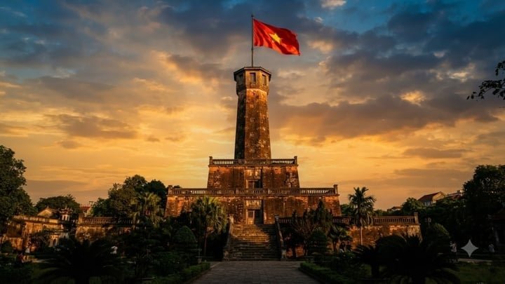 Cột Cờ Hà Nội là một trong những biểu tượng của thủ đô, nằm trong khuôn viên Hoàng Thành Thăng Long. Đây là một trong những công trình hiếm hoi còn nguyên vẹn qua nhiều biến cố lịch sử. (Ảnh: IG)