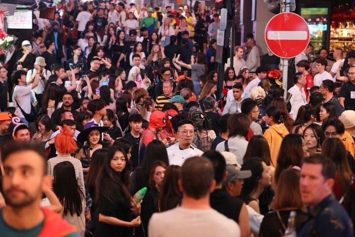 Môi trường đô thị đông dân, ồn ào khiến nói to trở thành thói quen. (Ảnh: SCMP)