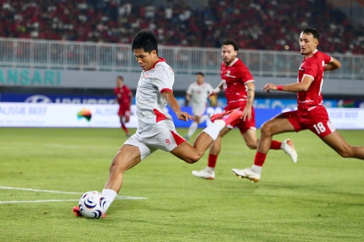 Văn Vĩ ghi bàn mở tỉ số khi trận đấu mới diễn ra 6 phút.