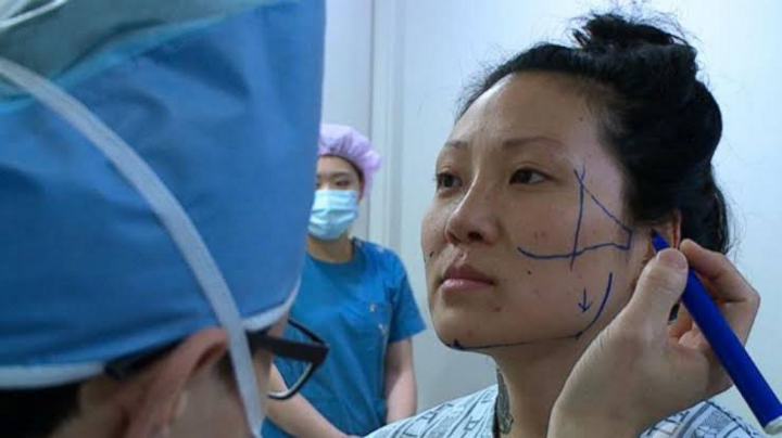 Tại Hàn Quốc, nhiều người coi đi phẫu thuật là khoản đầu tư để cuộc sống, sự nghiệp tốt lên. (Ảnh: iStock)