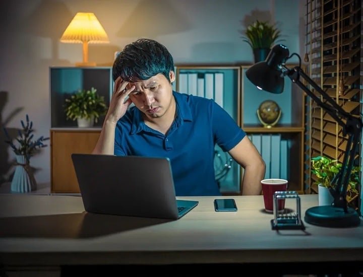 Nhiều người bị ép làm việc ngoài giờ nhưng không dám lên tiếng tố cáo công ty. (Ảnh minh họa: iStock)