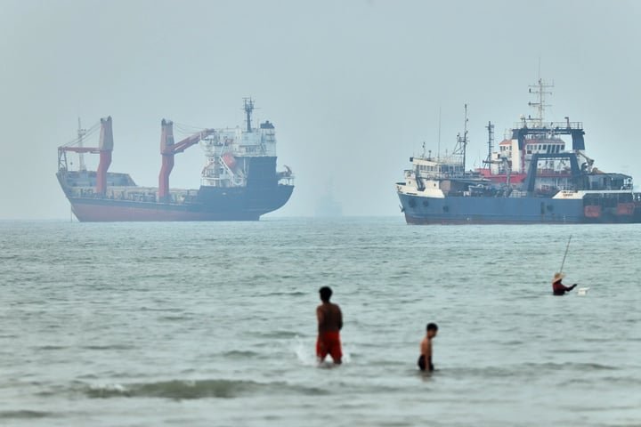 Hai con tàu đang neo đậu tại eo biển Hormuz ngoài khơi Bandar Abbas, Iran. (Ảnh: AP)