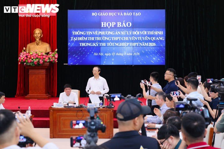Quang cảnh buổi họp báo sáng 5/8.